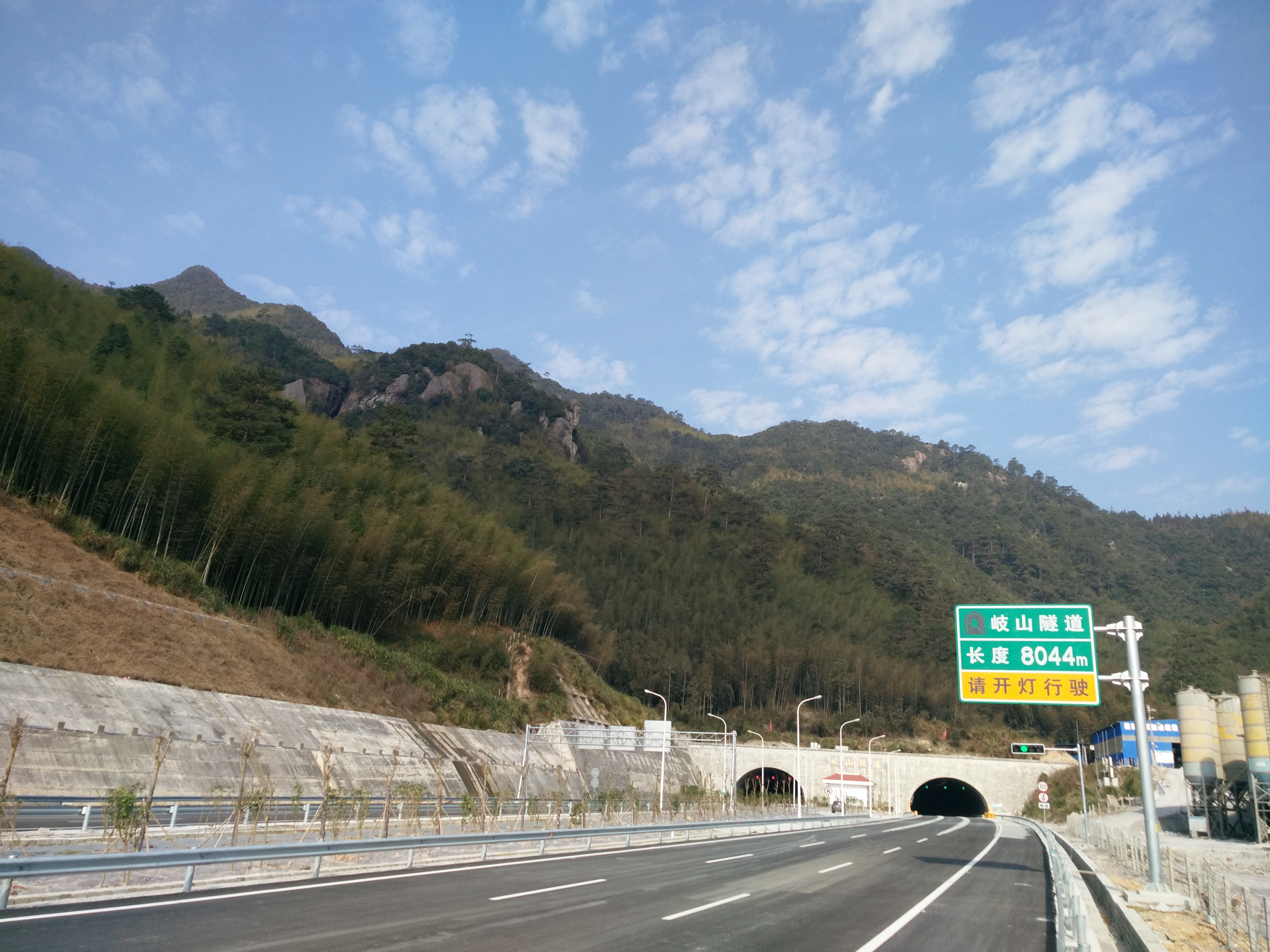 福建省最长的高速公路隧道:湄渝高速岐山隧道进口 左洞8039m,右洞8044