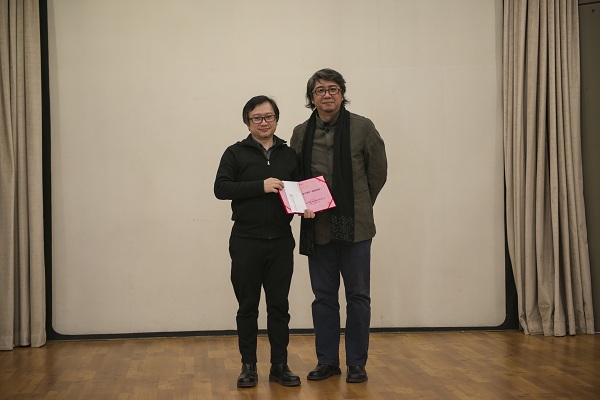 4.副总经理高崧为至善奖—最佳创作奖获得者 王志刚颁奖.jpg 4.副总经理高崧为至善奖—最佳创作奖获得者 王志刚颁奖.jpg